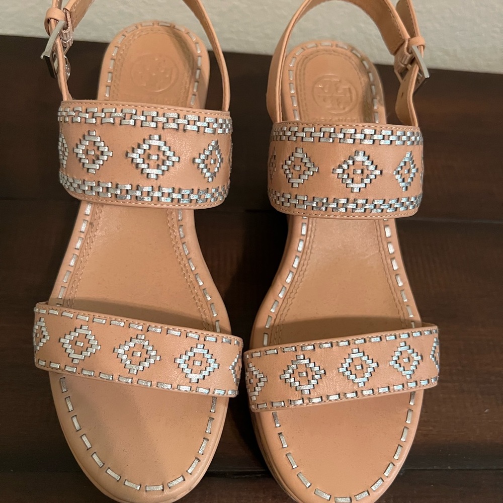 Tory Burch tan silver detail Wedges EUC size 7 Extremely Comfortable!!!